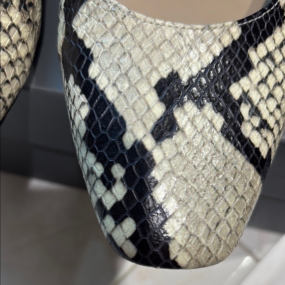 Ann Taylor My Kelti Cream and Black Snake Skin Shoes in size 9. EUC - Picture 7 of 10